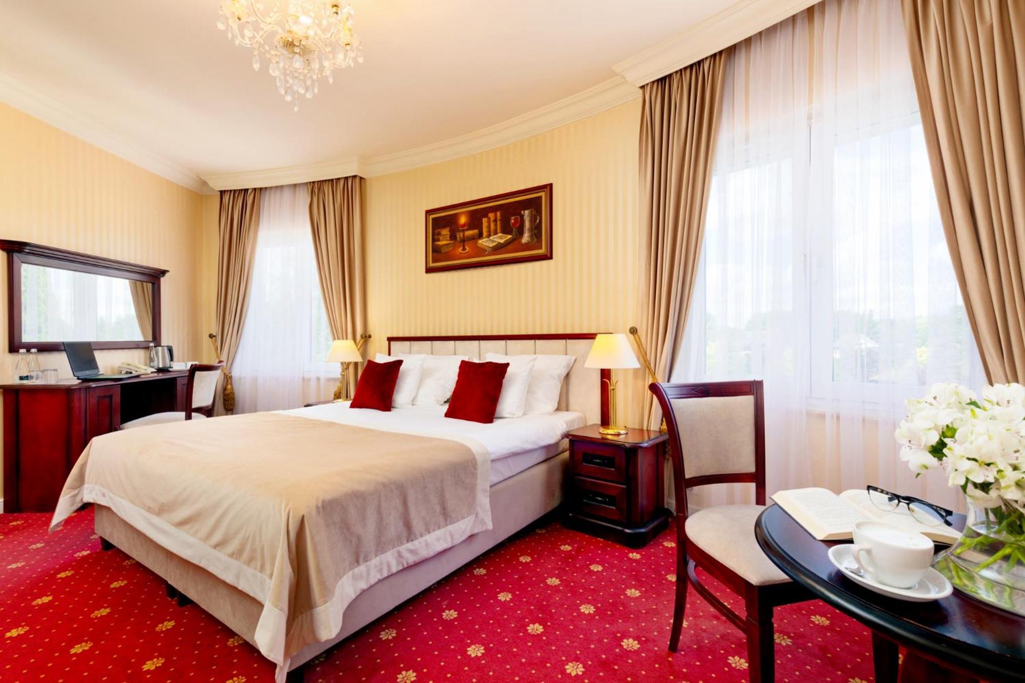 Palacyk Otrebusy Business & Spa Dış mekan fotoğraf
