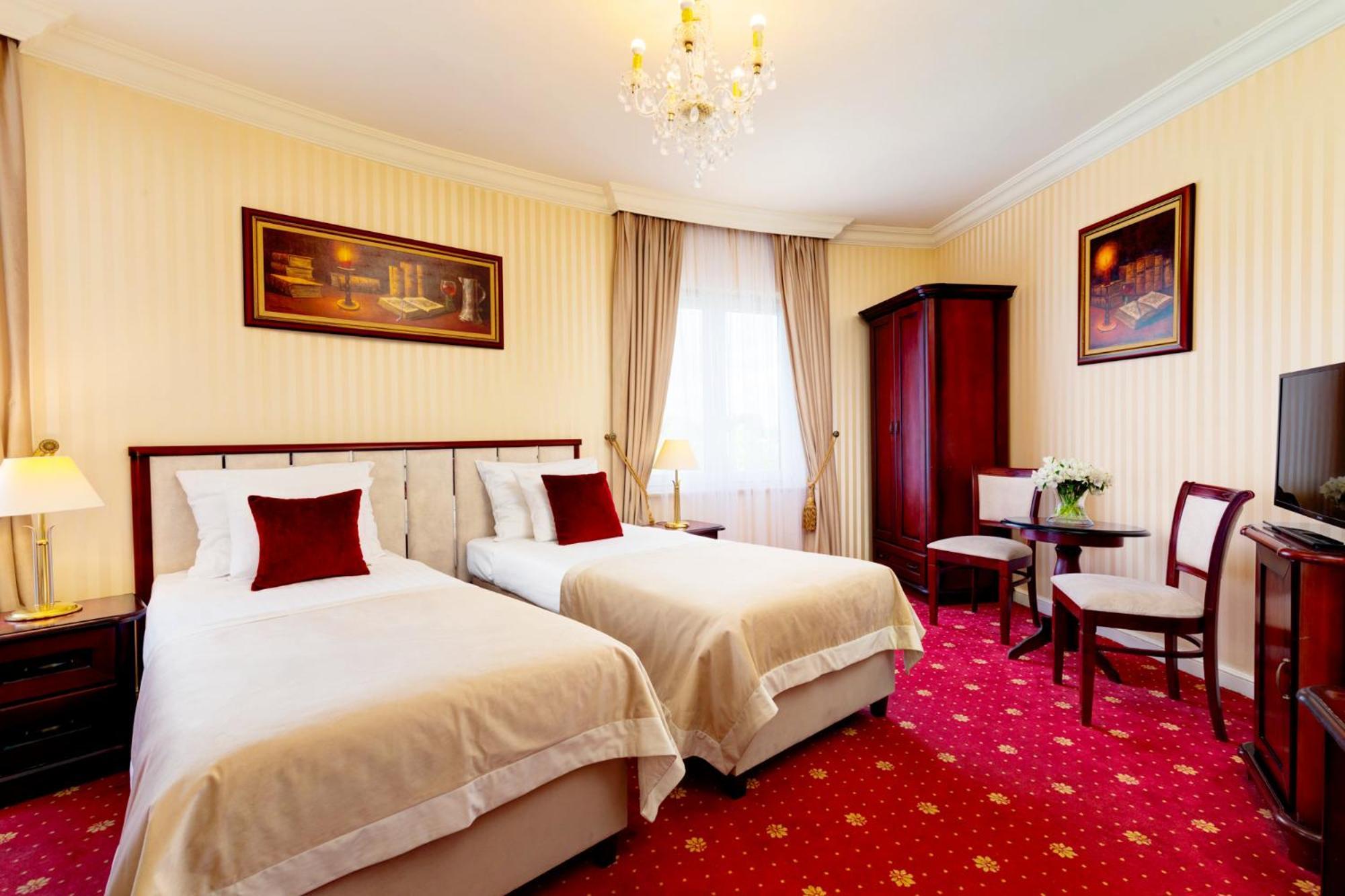 Palacyk Otrebusy Business & Spa Dış mekan fotoğraf
