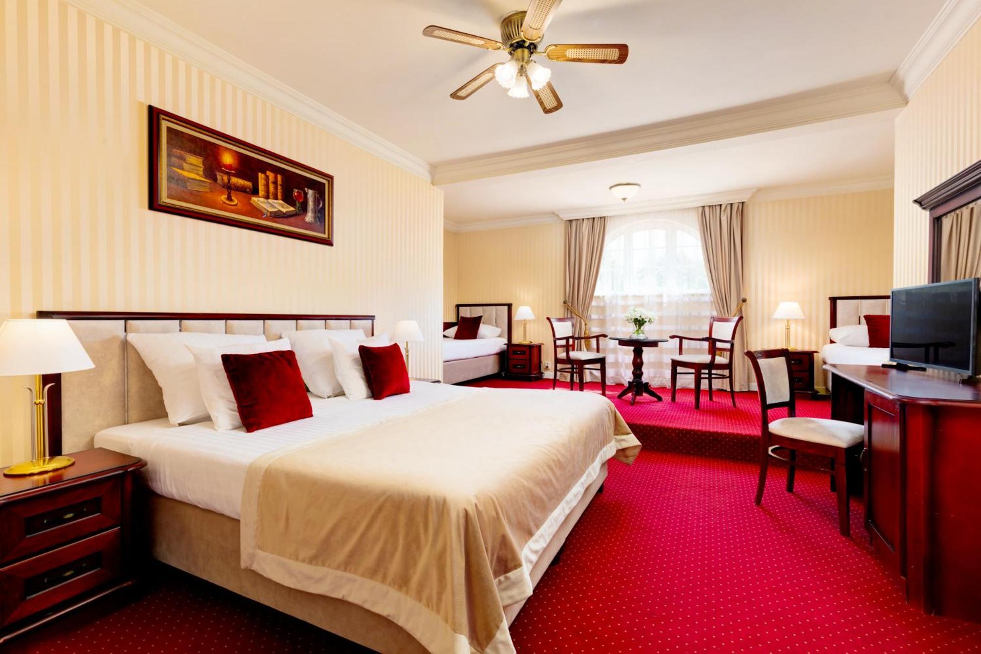 Palacyk Otrebusy Business & Spa Dış mekan fotoğraf